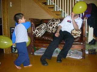 Gaby's fourth birthday - Gaby, Eric -- balloons