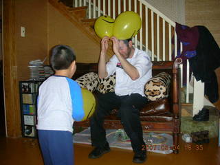 Gaby's fourth birthday - Gaby, Eric -- balloons