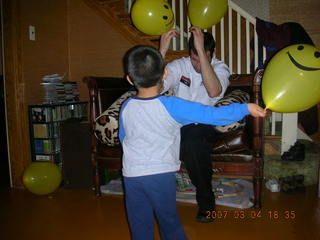 Gaby's fourth birthday - Gaby, Eric -- balloons