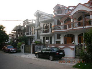 10 69f. morning run, Gurgaon, India - nice houses