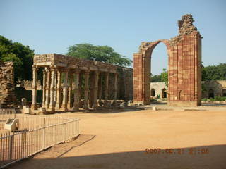 86 69h. Qutub Minar, Delhi - columns and arch