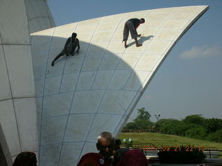 182 69h. Bahai Lotus Temple, Delhi - workmen on the roof