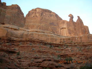 16 6bj. Arches National Park - Park Avenue Trail at daybreak