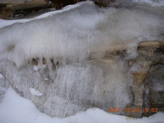 164 6cv. Zion National Park - West Rim trail - ice along trail