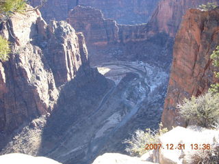 275 6cx. Zion National Park - West Rim hike - bend in road