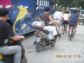 406 6kv. eclipse - Shanghai - bicyclists