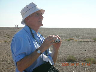 207 6l1. eclipse - Jiayuguan - Gobi Desert - Robert getting ready