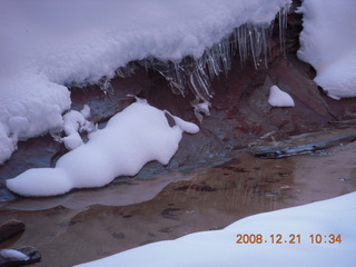 120 6qm. Zion National Park - Emerald Pools hike - icicles