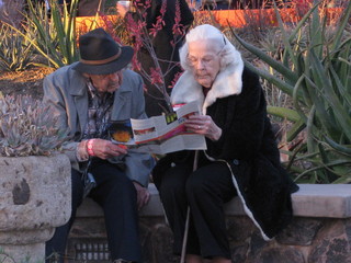 beth's Dale Chihuly pictures - folks with a brochure