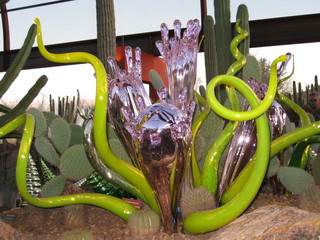 beth's Dale Chihuly pictures - folks with a brochure