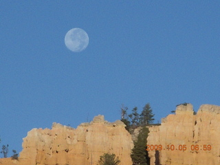 39 705. Bryce Canyon - sunrise at Sunrise Point - moon