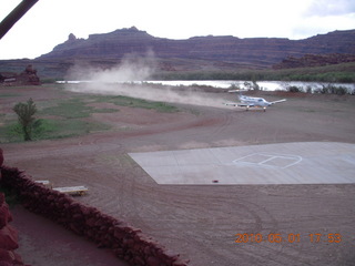 190 771. Tangri-la (UT68), Caveman Ranch - Pilatus landing