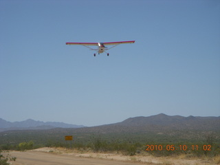 Alamo Lake airstrip - landing airplane