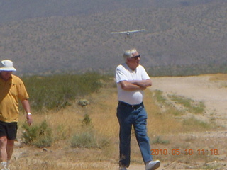 Alamo Lake airstrip - Arv and landing airplane