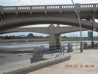 Tempe Town lake run without water - bridge