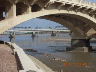 Tempe Town lake run without water - bridge