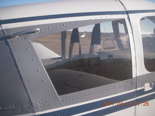 18 7ja. N8377W dirty window from muddy rain at CNY
