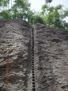 125 7kp. India - Mamallapuram - rock work