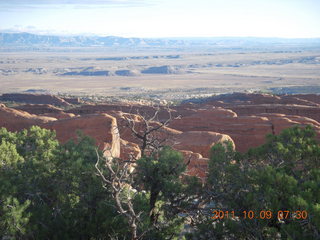 24 7q9. Arches National Park - Devil's Garden hike