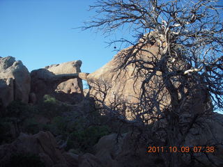 27 7q9. Arches National Park - Devil's Garden hike - Double-O Arch