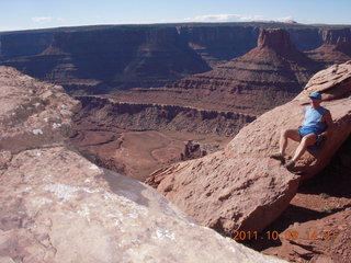96 7q9. Dead Horse Point hike - Adam (tripod)