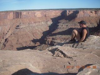 60 7qc. Dead Horse Point hike - Rim View - Adam (tripod)