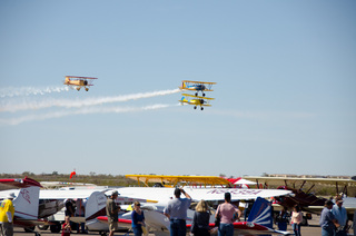 Yaseen's pictures - airplanes flying overhead at Cactus Fly-in