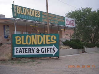 21 89u. Hanksville - Blondie's restaurant