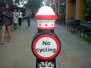 87 8ew. London tour - St. Paul Cathedral - NO CYCLING sign