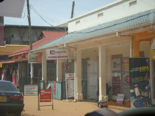 41 8f4. Uganda - drive to chimpanzee park