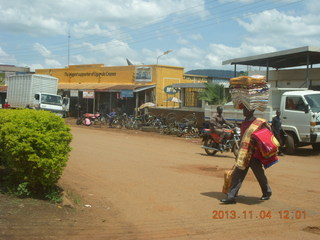 53 8f4. Uganda - drive to chimpanzee park