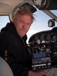 72 8me. Mike T taking the radios out of n8377w