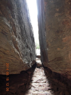 220 8mj. Canyonlands National Park - Needles - Elephant Hill + Chesler Park hike - slot or fissure