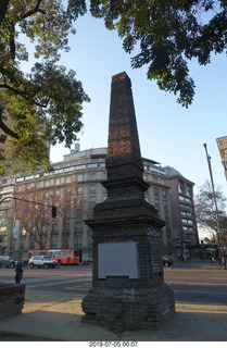 36 a0f. Chile - Santiago park - morning run - pedestal