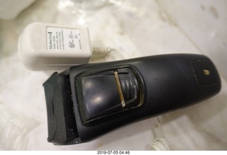 17 a0f. electric shaver and charger