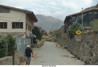 112 a0f. Peru - drive to Aguas Calientes Vistadome Train station
