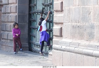 394 a0f. Peru - Cusco square - cathedral rock climber bouldering