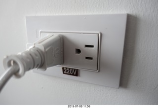 154 a0f. Peru - Lima hotel - American plug but 220V