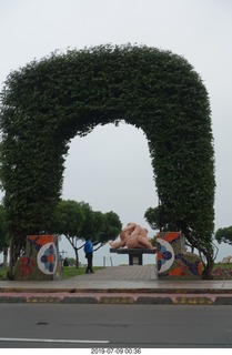 244 a0f. Peru - Lima - walk - arch and sculptur