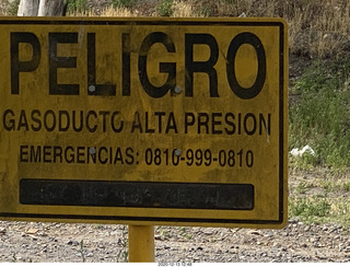 36 a0y. Neuquen morning run PELIGRO sign