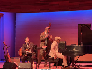 MIM concert hall - John Pizzarelli trio