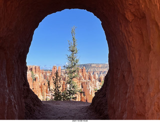 102 a18. Bryce Canyon - Peekaboo hike - tunnel
