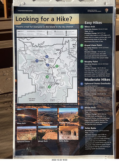 25 a1n. Utah - Canyonlands - sign