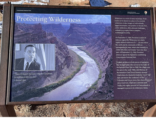 112 a1n. Utah - Canyonlands - sign