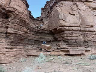 396 a2q. Utah - Hidden Splendor hike - heather on rock