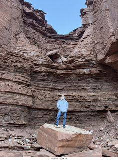 408 a2q. Utah - Hidden Splendor hike - Tyler on rock