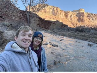 443 a2q. Utah - Hidden Splendor hike - Tyler and Heather