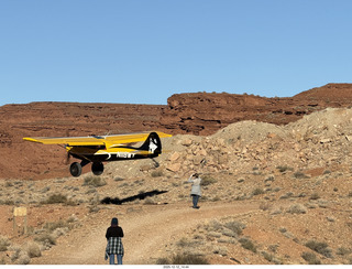 464 a2q. Utah - Hidden Splendor hike - yellow Husky