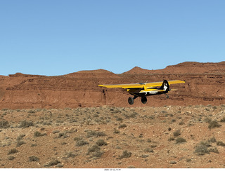 465 a2q. Utah - Hidden Splendor hike - yellow Husky