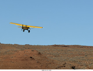 468 a2q. Utah - Hidden Splendor hike - yellow Husky